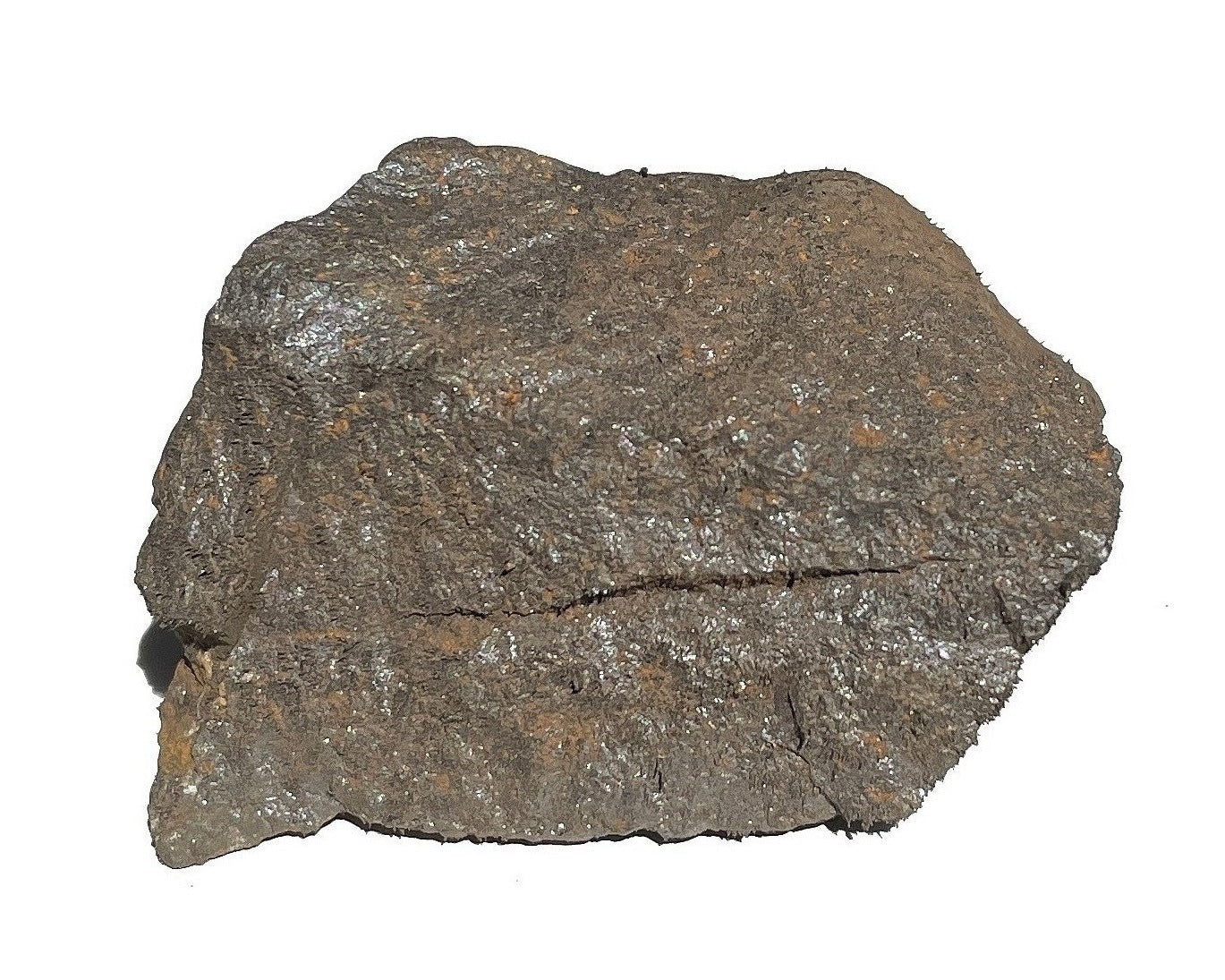 Vorderansicht: einzelner natürlicher Magnetit Rohstein auf weißem Hintergrund