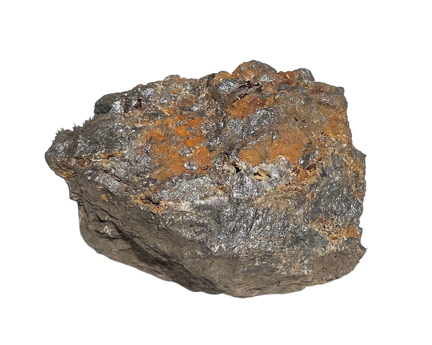 Vorderansicht eines natürlichen Magnetit Rohstein auf weißem Hintergrund