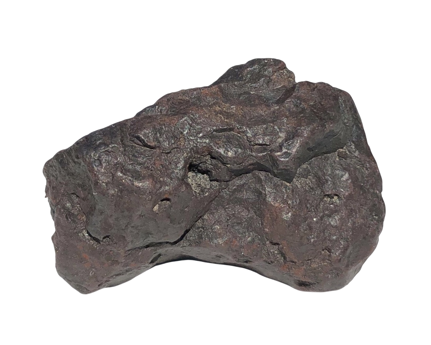 Vorderansicht eines natürlichen Magnetit Rohstein auf weißem Hintergrund