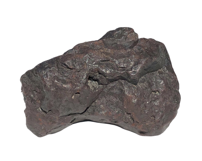 Vorderansicht eines natürlichen Magnetit Rohstein auf weißem Hintergrund