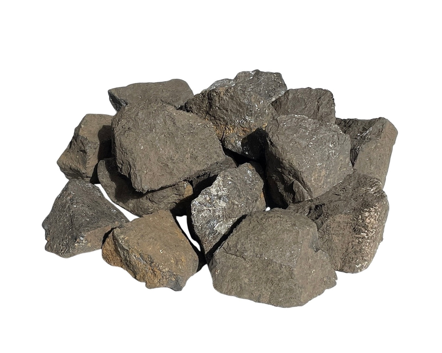 Vorderansicht: natürliche braune Magnetit Rohsteine auf weißem Hintergrund