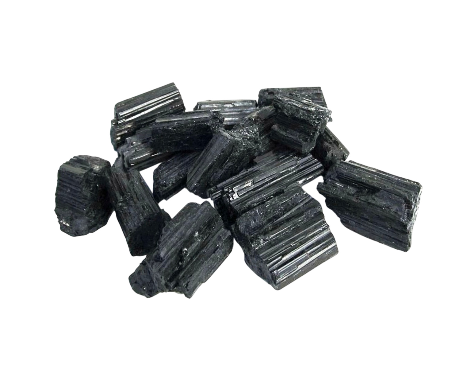 Vorderansicht: Vielzahl an Turmalin Kristallen auf weißem Hintergrund