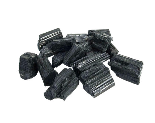 Vorderansicht: Vielzahl an Turmalin Kristallen auf weißem Hintergrund