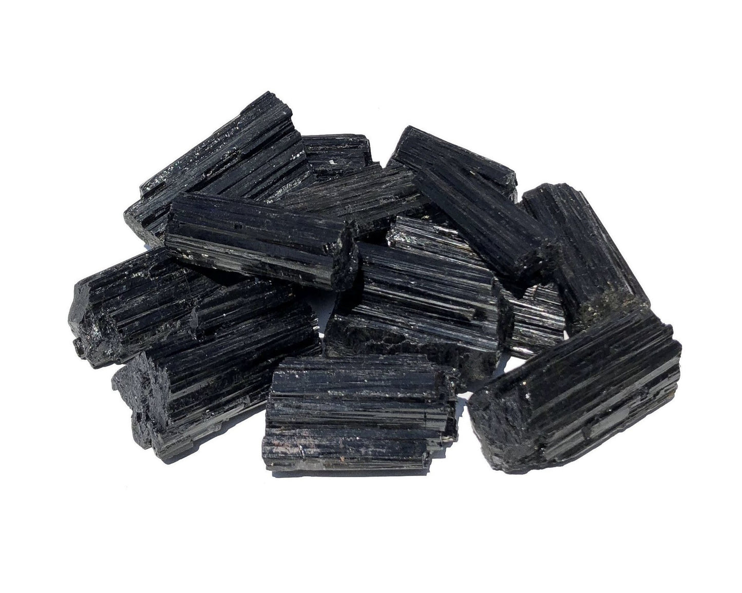 Vorderansicht von schwarzen Turmalin Rohsteinen auf weißem Hintergrund