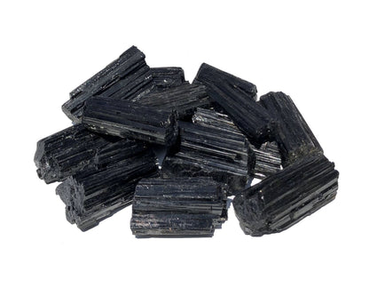 Vorderansicht von schwarzen Turmalin Rohsteinen auf weißem Hintergrund