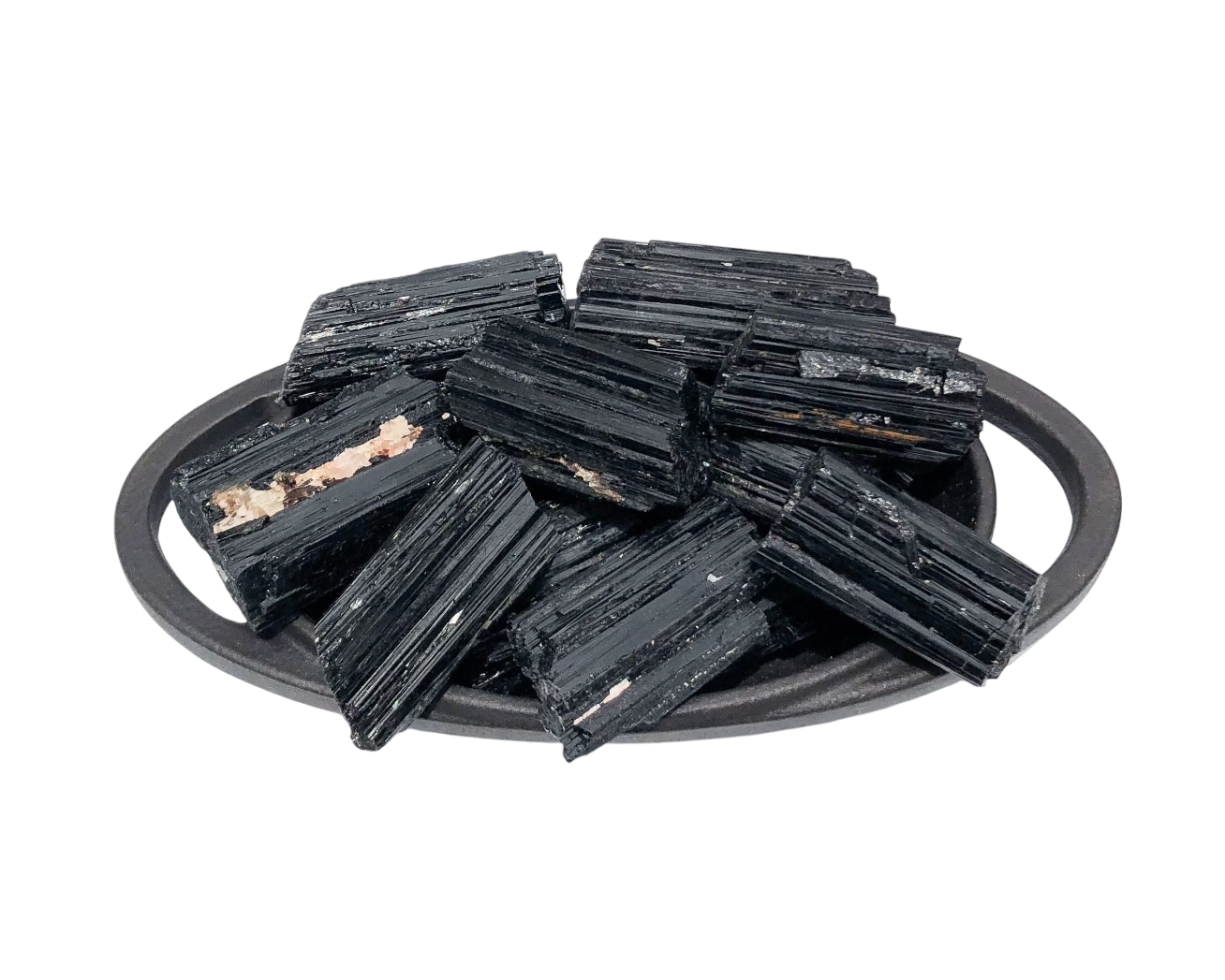 Ansammlung natürlicher Turmalin Schörl Kristalle in einer Schale auf weißem Hintergrund