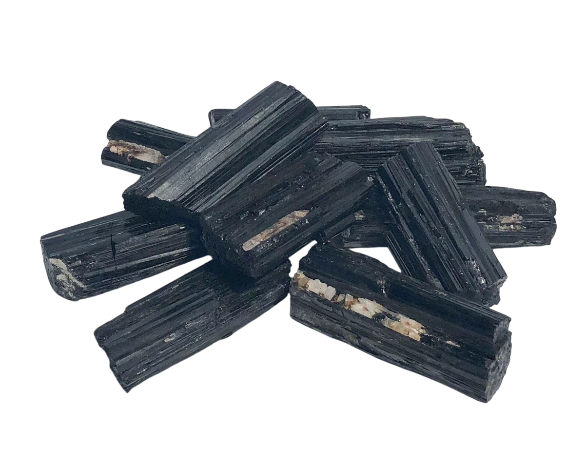 Ansicht von vorn: schwarzer Turmalin Rohsteine auf weißem Hintergrund