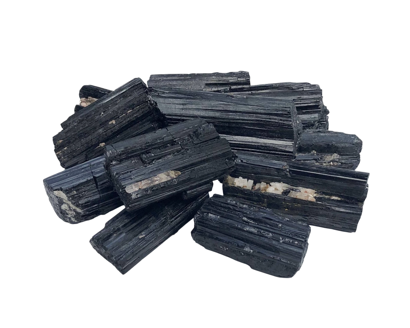 Ansicht von vorn: schwarzer Turmalin Rohsteine auf weißem Hintergrund