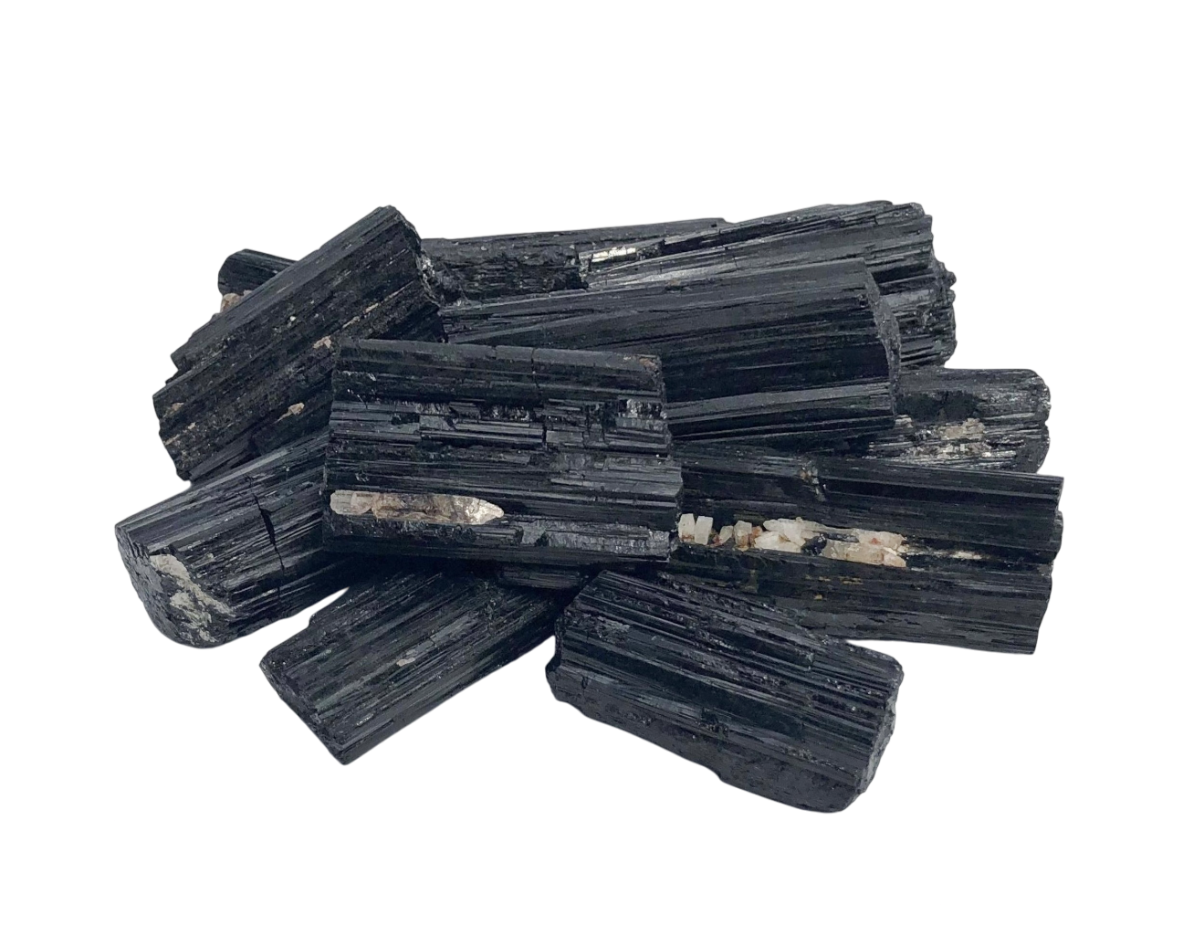 Vorderansicht von groben Turmalin Rohsteinen auf weißem Hintergrund