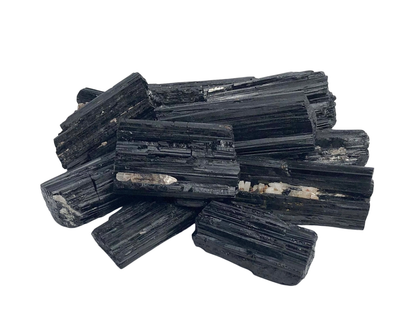 Vorderansicht von groben Turmalin Rohsteinen auf weißem Hintergrund