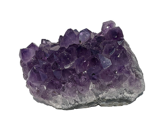 natürliche Amethyst Stufe auf weißem Hintergrund