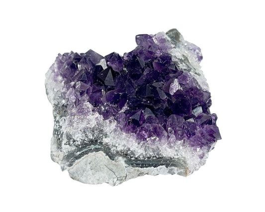 natürliche Amethyst Stufe auf weißem Hintergrund