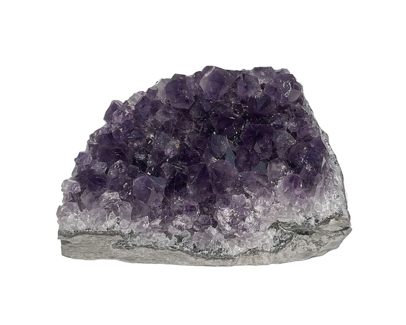 violetter Amethyst Kristall auf weißem Hintergrund