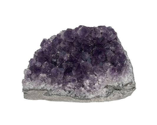 violetter Amethyst Kristall auf weißem Hintergrund