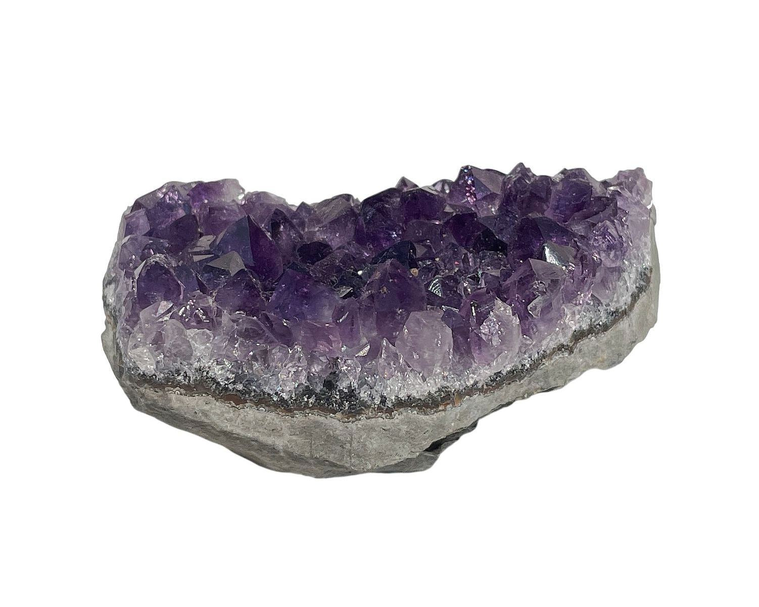 natürliche Amethyst Stufe auf weißem Hintergrund