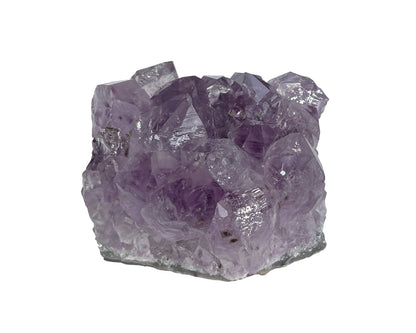 violetter Amethyst Kristall auf weißem Hintergrund