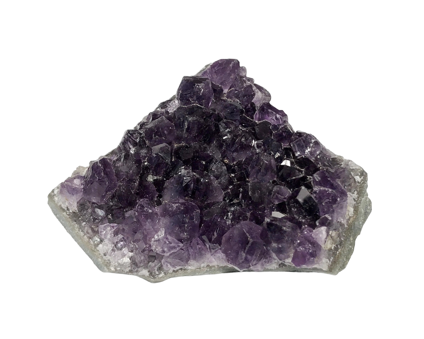 natürliche Amethyst Stufe auf weißem Hintergrund