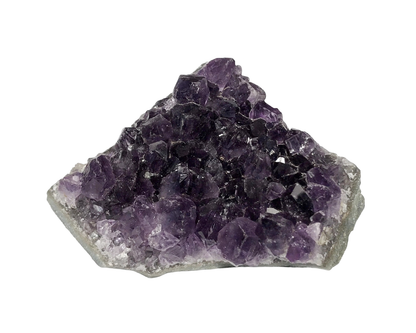 natürliche Amethyst Stufe auf weißem Hintergrund