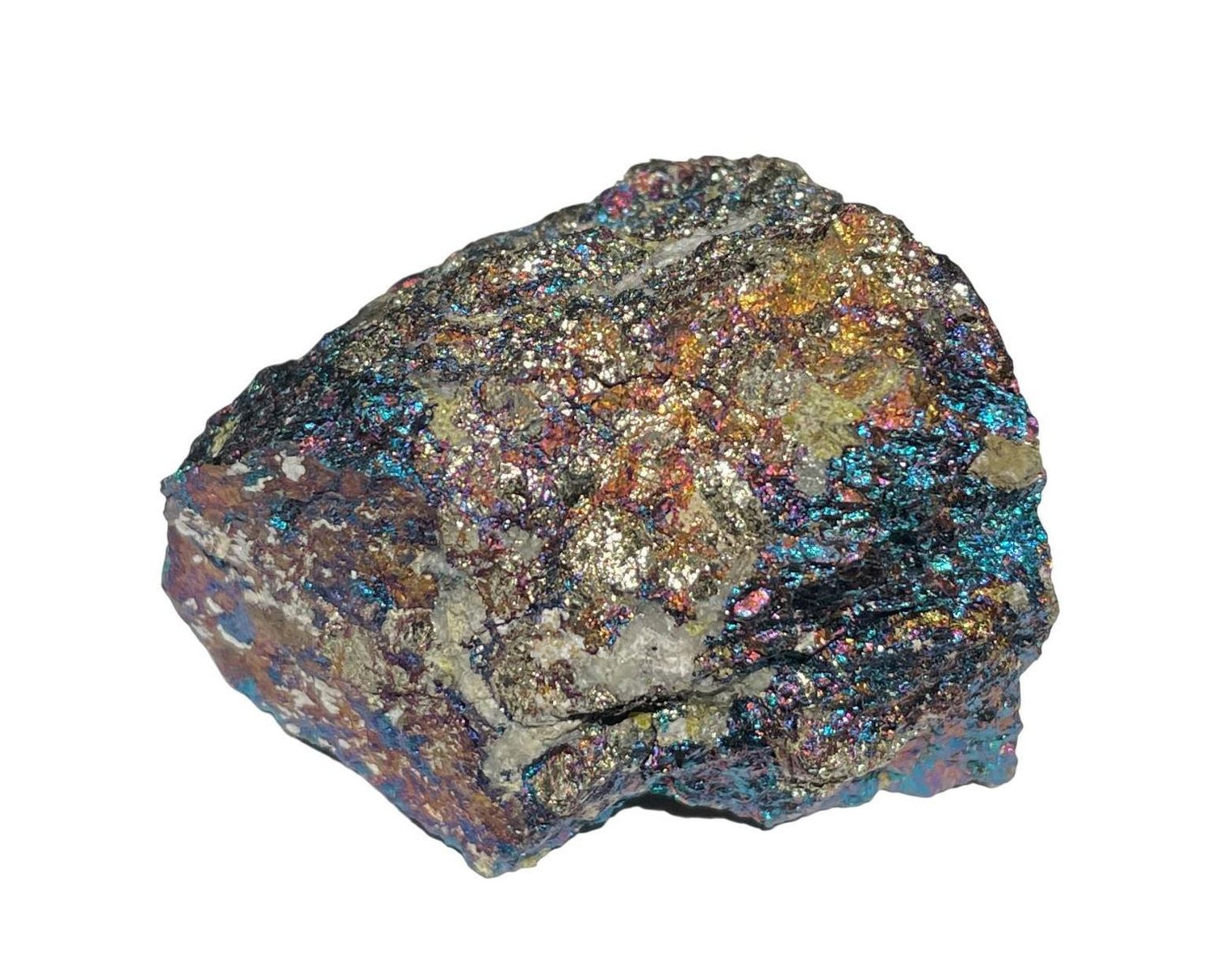 Buntkupfer Rohstein - Chalkopyrit mit irisierende Farben auf weißem Hintergrund