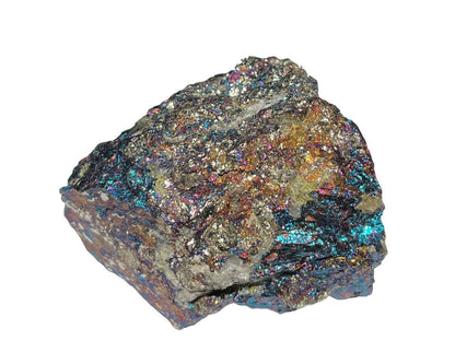 Buntkupfer Rohstein mit irisierende Farben auf weißem Hintergrund