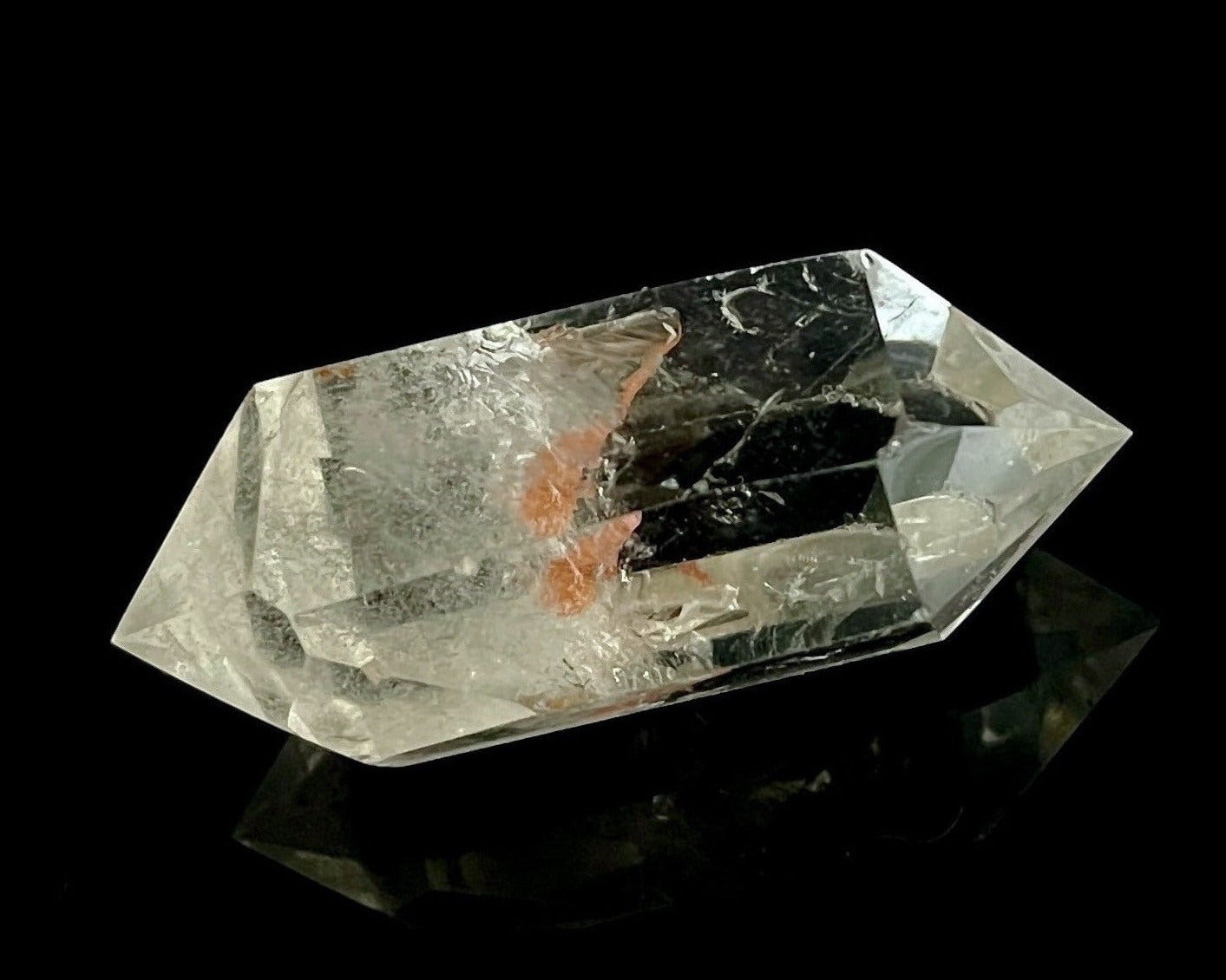 Bergkristall Doppelender mit Einschlüssen auf schwarzem Hintergrund