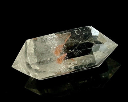 Bergkristall Doppelender mit Einschlüssen auf schwarzem Hintergrund