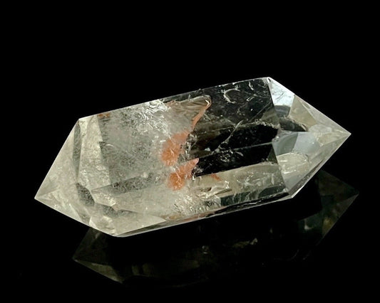 Bergkristall Doppelender mit Einschlüssen auf schwarzem Hintergrund