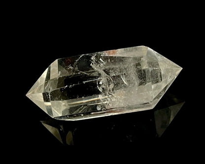 Doppelender aus Bergkristall auf schwarzem Hintergrund