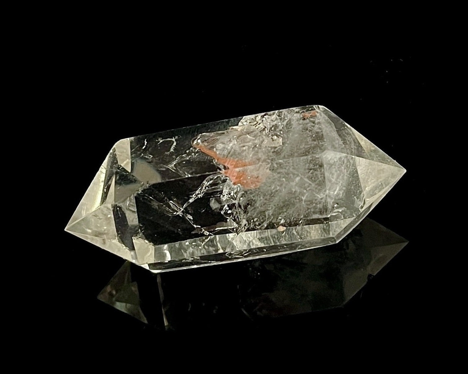 polierter Bergkristall Doppelender auf schwarzem Hintergrund