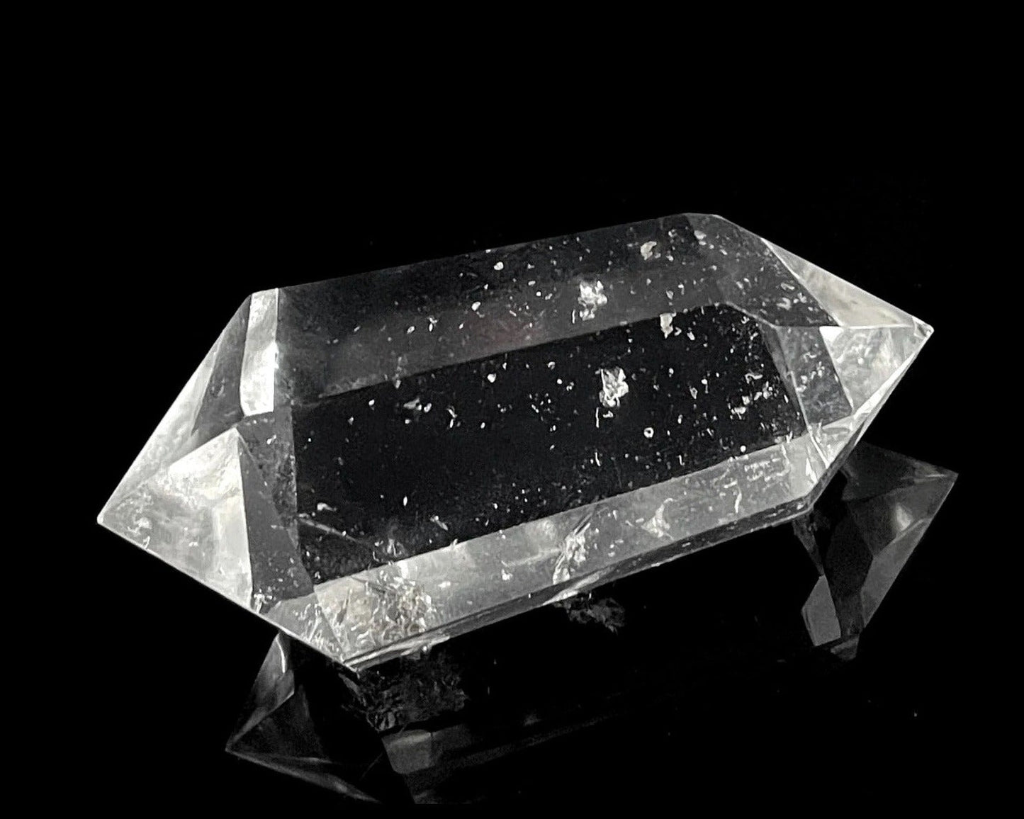 Bergkristall Doppelender mit Einschlüssen auf schwarzem Hintergrund