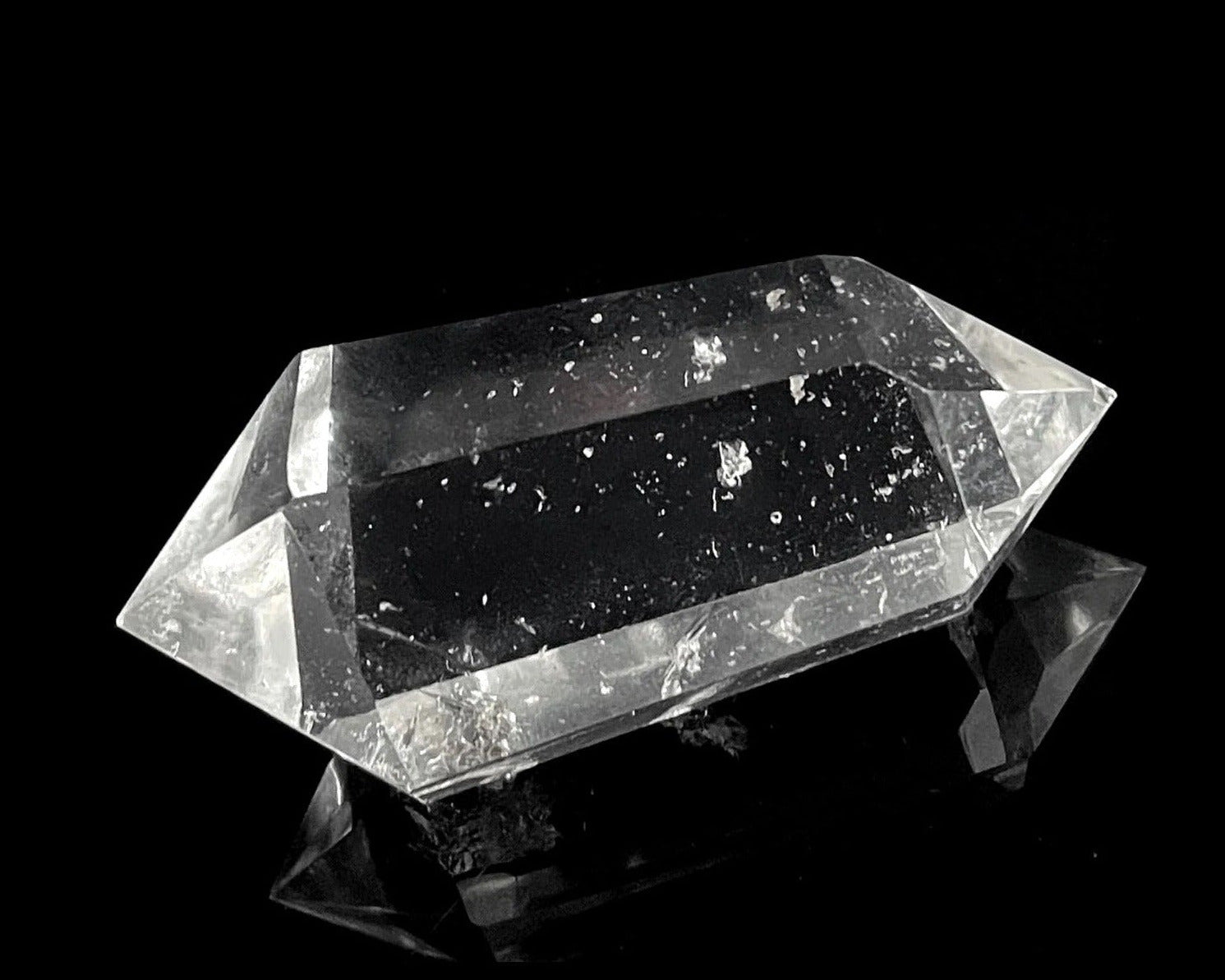 Bergkristall Doppelender mit Einschlüssen auf schwarzem Hintergrund