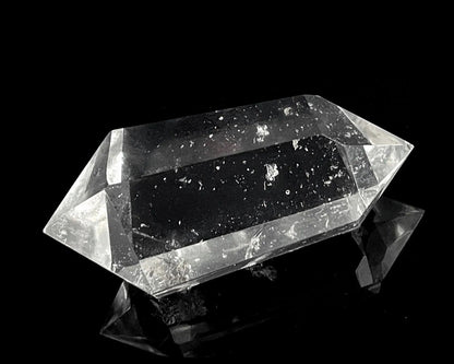 Bergkristall Doppelender mit Einschlüssen auf schwarzem Hintergrund