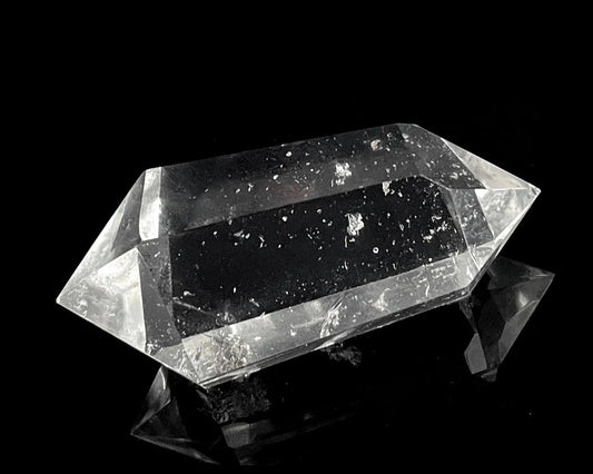 Bergkristall Doppelender mit Einschlüssen auf schwarzem Hintergrund