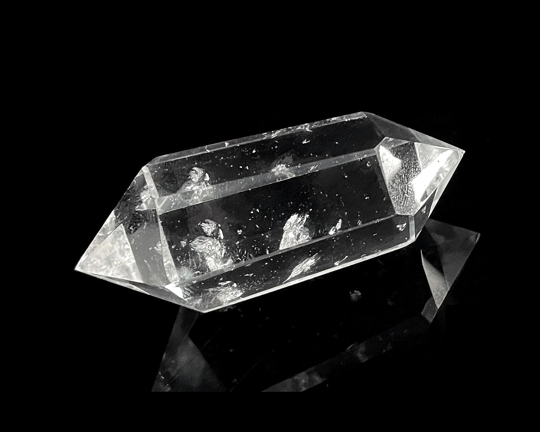 polierter Bergkristall Doppelender auf schwarzem Hintergrund