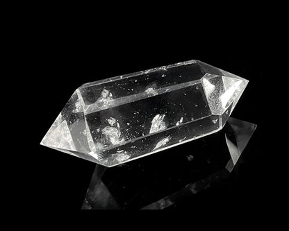 polierter Bergkristall Doppelender auf schwarzem Hintergrund