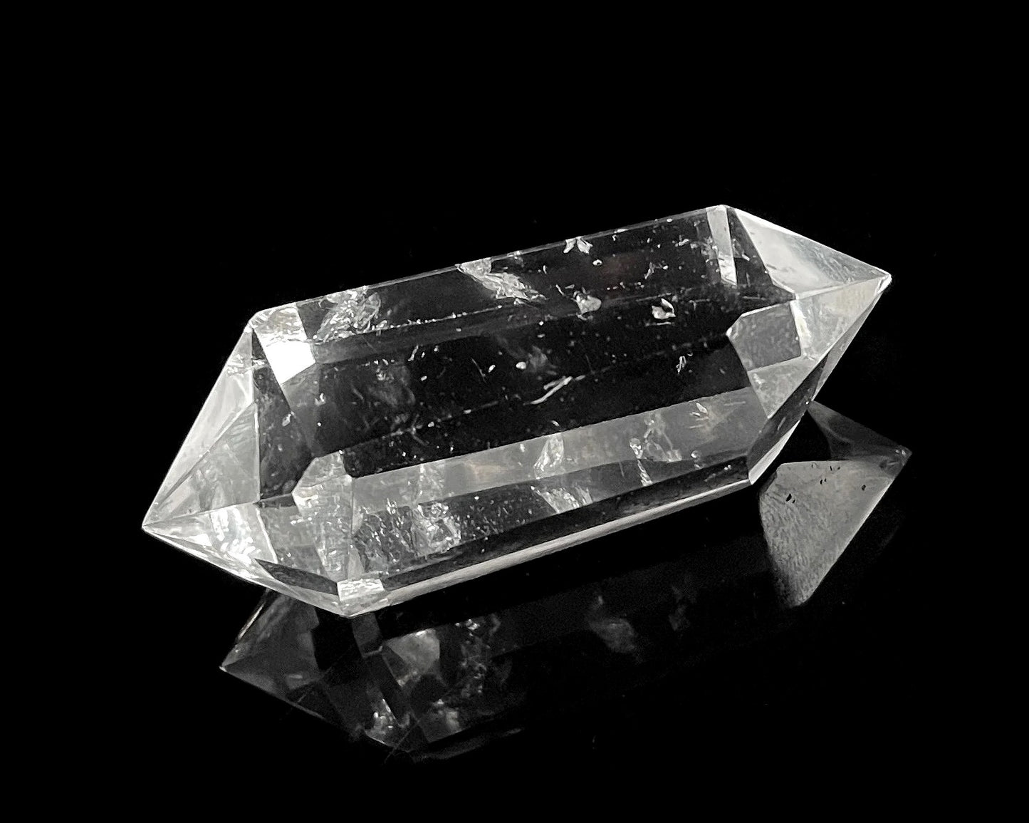 Doppelender aus Bergkristall auf schwarzem Hintergrund