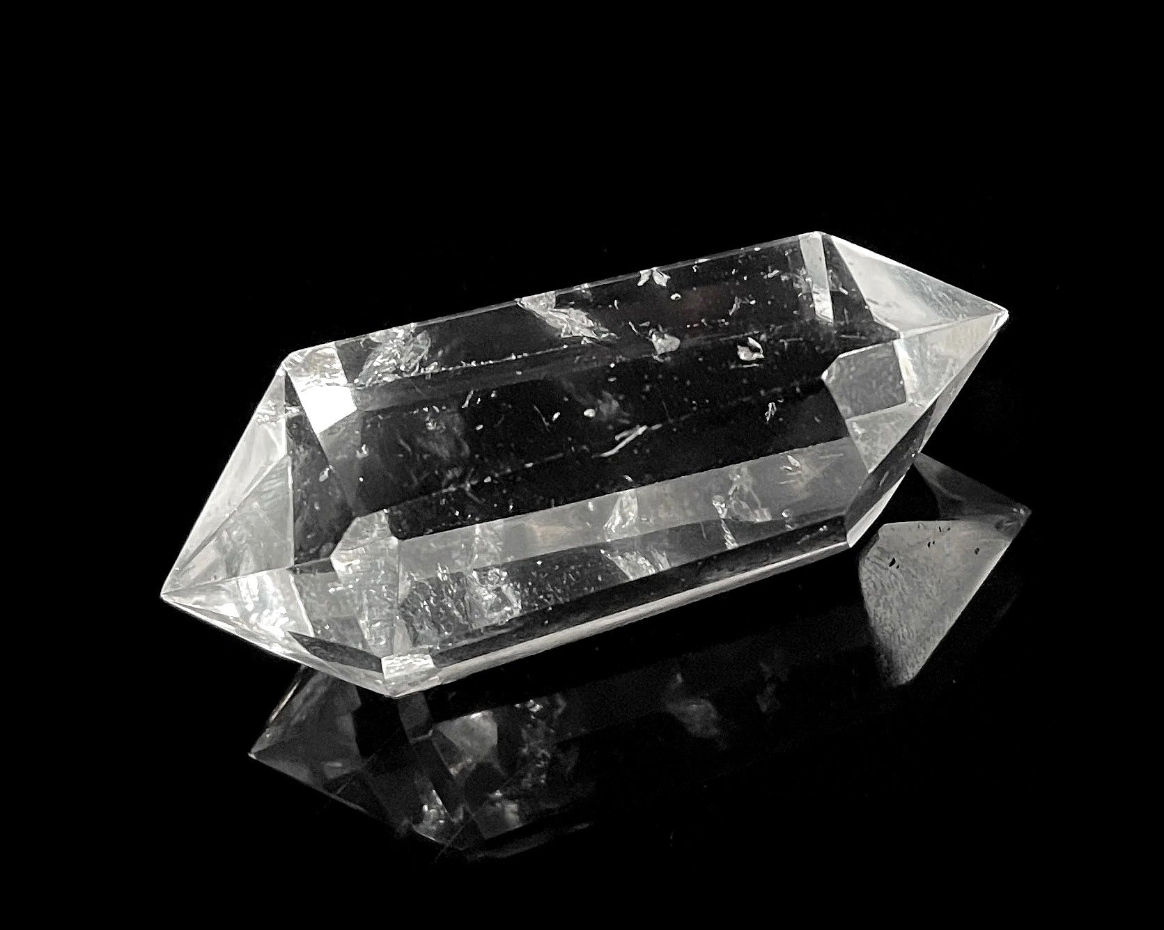 Doppelender aus Bergkristall auf schwarzem Hintergrund