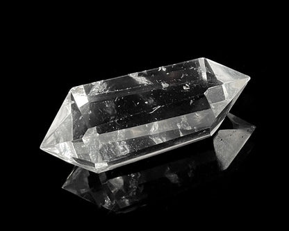 Doppelender aus Bergkristall auf schwarzem Hintergrund