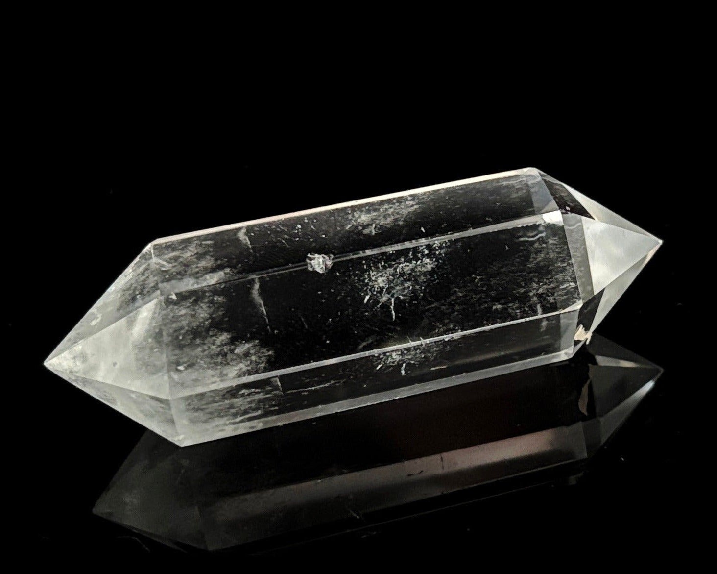 Bergkristall Doppelender mit Einschlüssen auf schwarzem Hintergrund