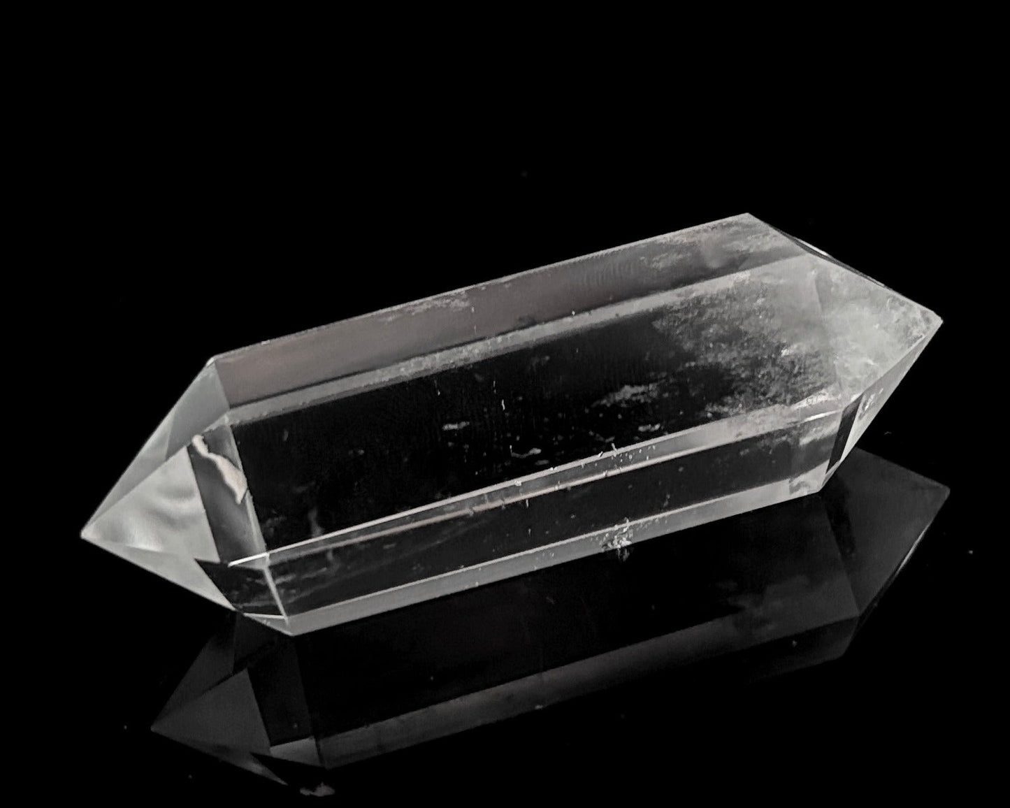 polierter Bergkristall Doppelender auf schwarzem Hintergrund