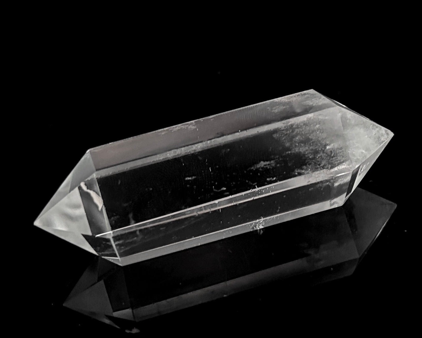 polierter Bergkristall Doppelender auf schwarzem Hintergrund