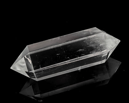 polierter Bergkristall Doppelender auf schwarzem Hintergrund