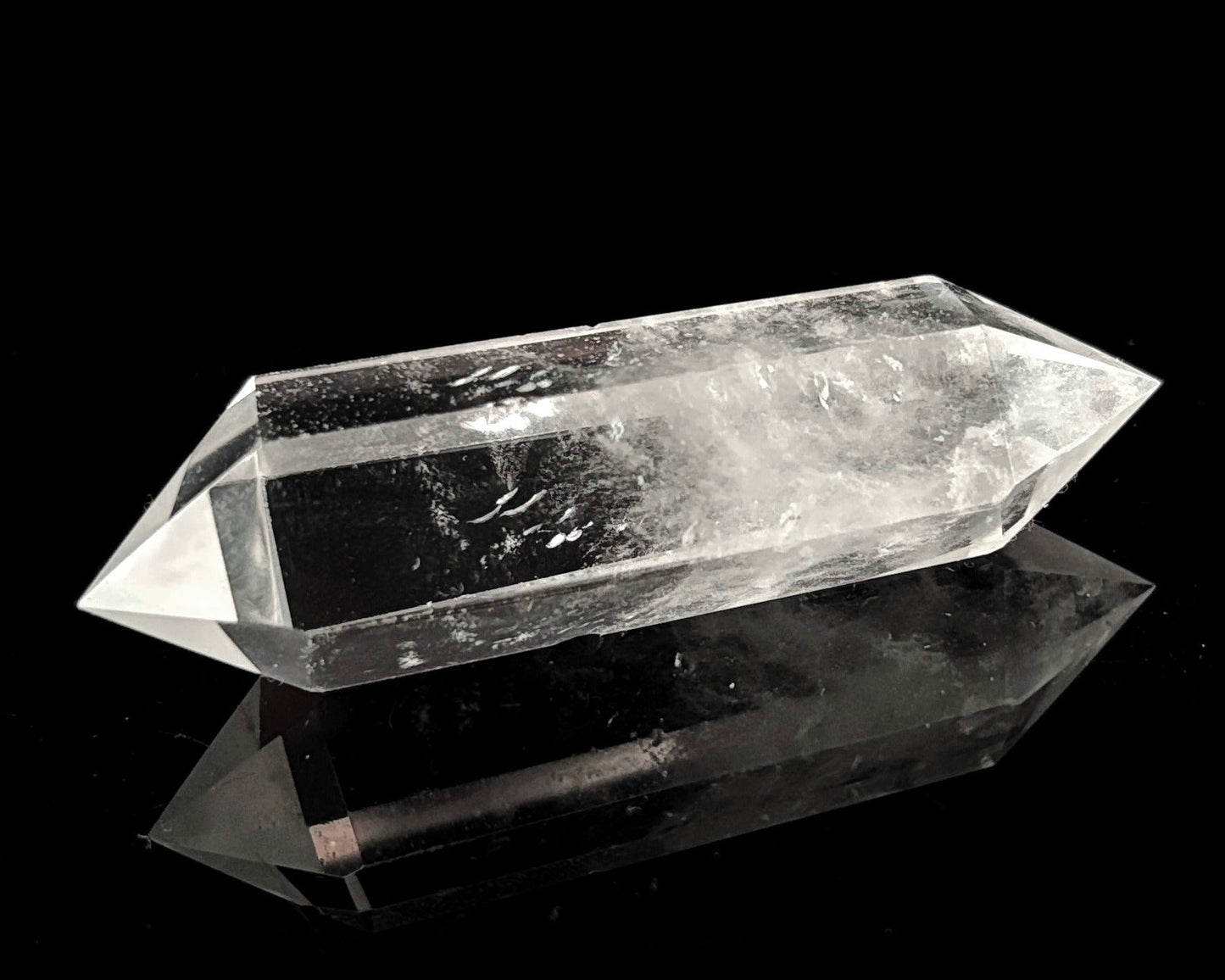 polierter Bergkristall Doppelender auf schwarzem Hintergrund