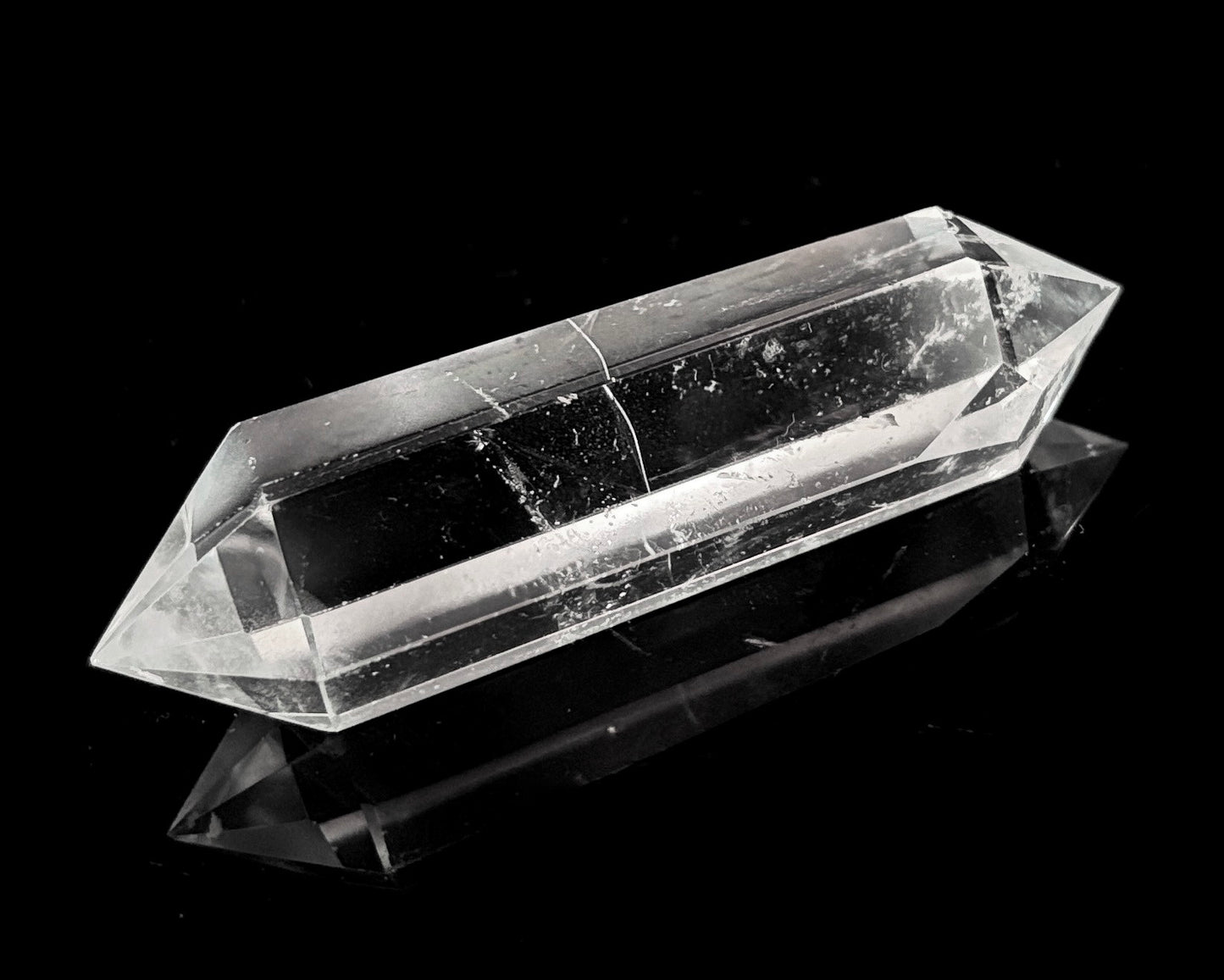 Bergkristall Doppelender mit Einschlüssen auf schwarzem Hintergrund