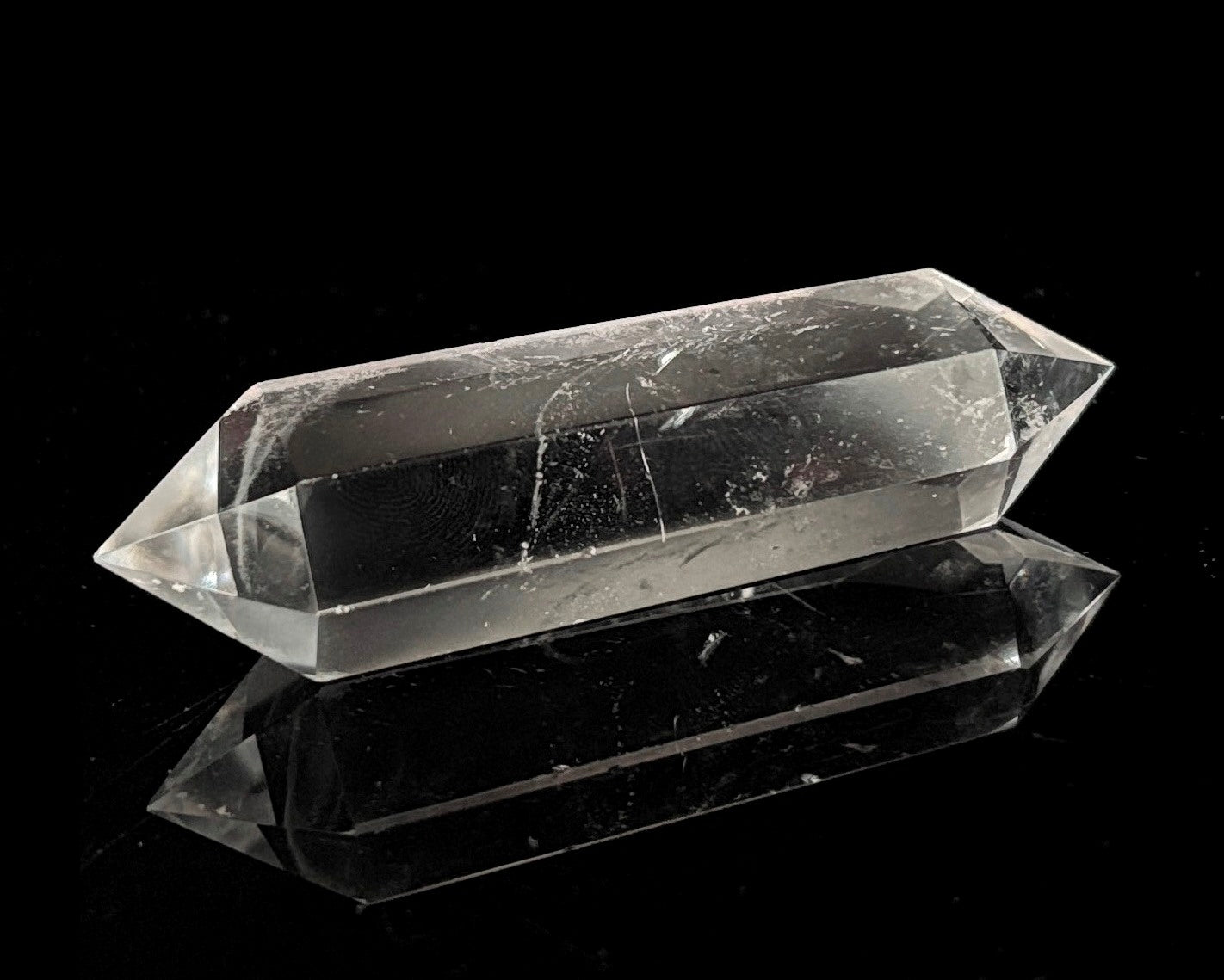 polierter Bergkristall Doppelender auf schwarzem Hintergrund