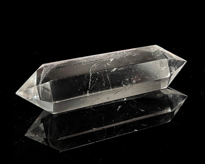 polierter Bergkristall Doppelender auf schwarzem Hintergrund