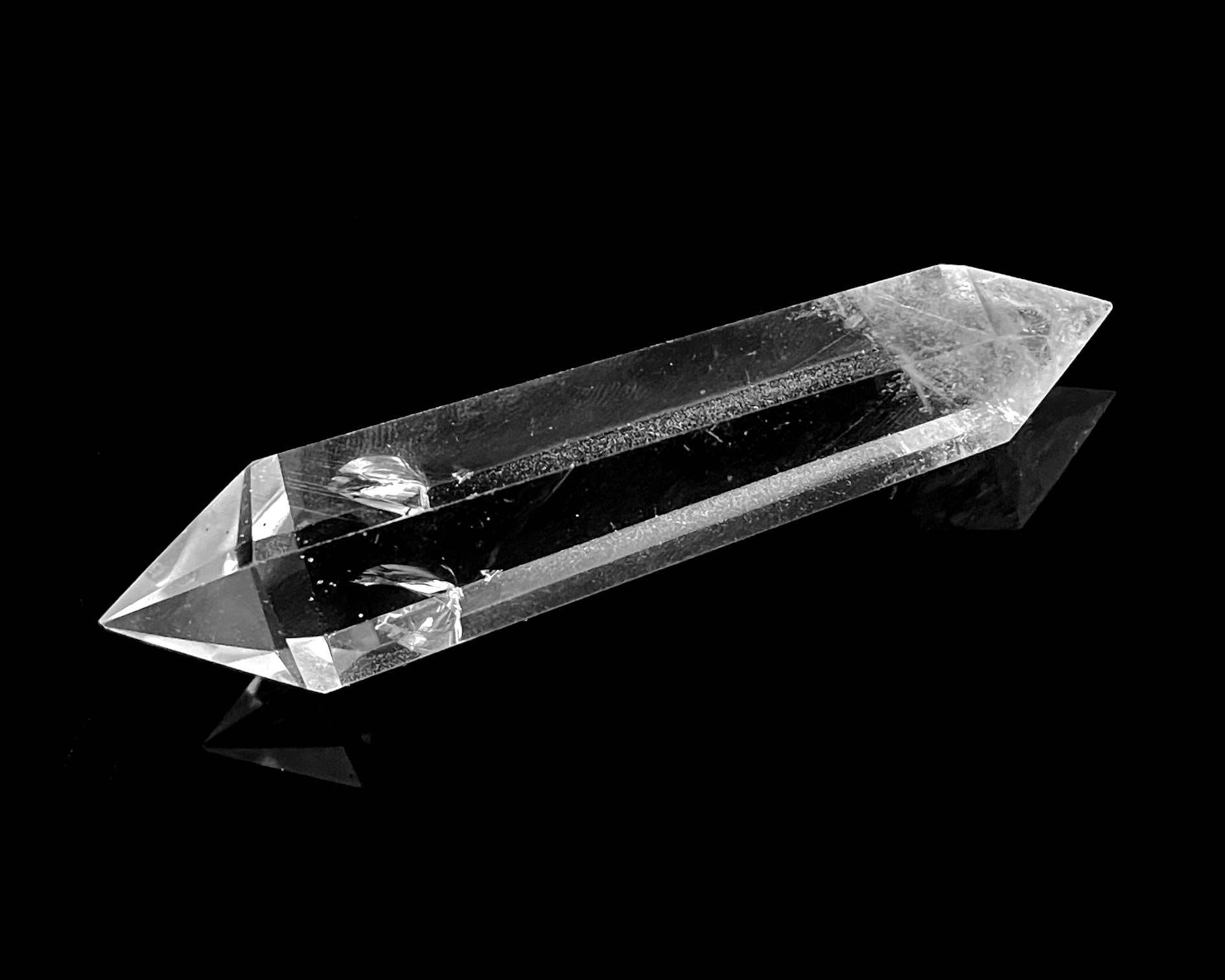 polierter Bergkristall Doppelender auf schwarzem Hintergrund