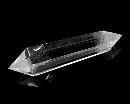 Bergkristall Doppelender mit Einschlüssen auf schwarzem Hintergrund