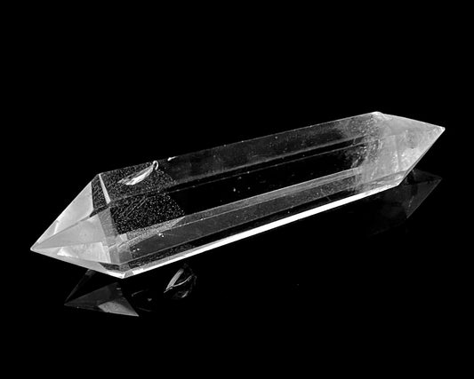 Bergkristall Doppelender mit Einschlüssen auf schwarzem Hintergrund