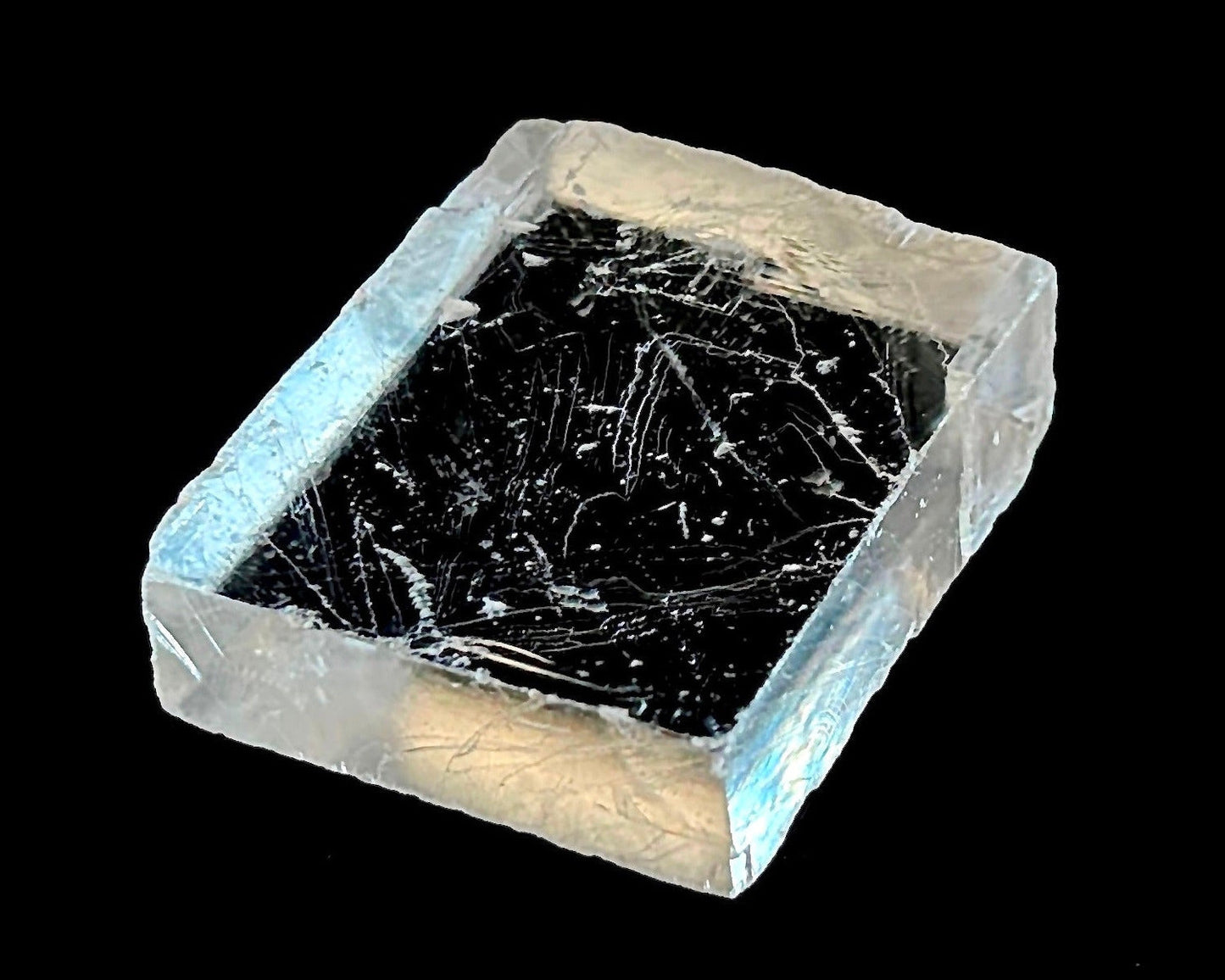 optischer Calcit auf schwarzem Hintergrund